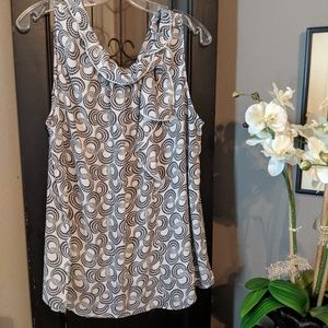 Sleeveless black and white ruffle collar blouse